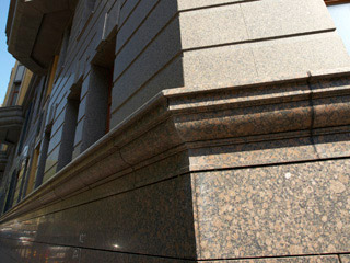 Гранитный фасад здания