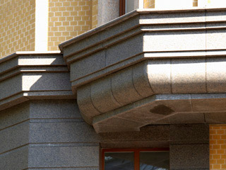 Гранитный фасад здания