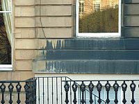 Камень вокруг этого окна был намеренно загрязнен, скорее всего, во время постройки, чтобы достигнуть 'ожидаемого' эффекта заиливания. Эта 'грязь' уже частично смыта дождевой водой